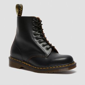 DR. MARTENS 1460 VINTAGE MADE IN ENGLAND LACE UP BOOTS BLACK QUILON